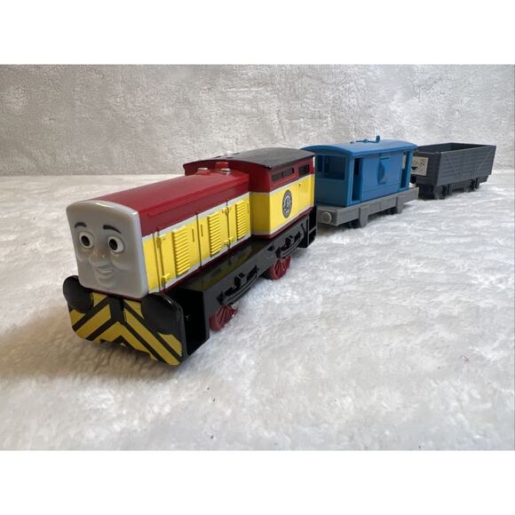 2010 Thomas & Friends Oil & Trouble Dart W/ Cargo Cars Trackmaster Train, Works - Picture 1 of 14